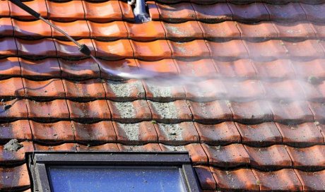 Nettoyage d’une toiture avec des tuiles en béton à Vivonne